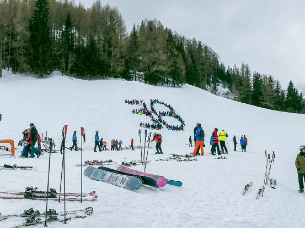 Abgestellte Ski im Vordergrund, dahinter die Zahl 38.
